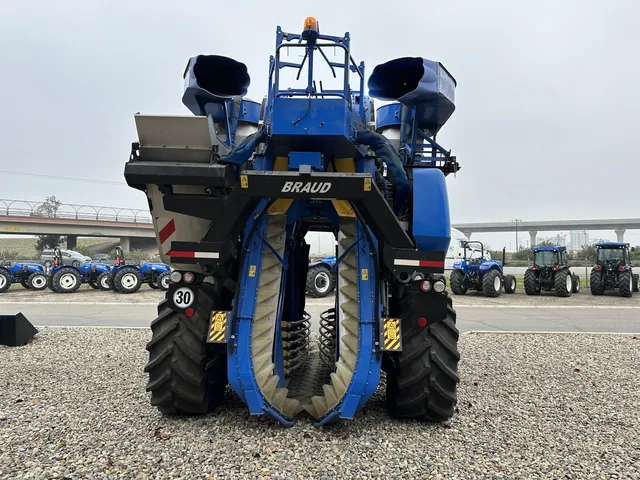 Actual stock photo 3 of New Holland 9090XE, stock 008039