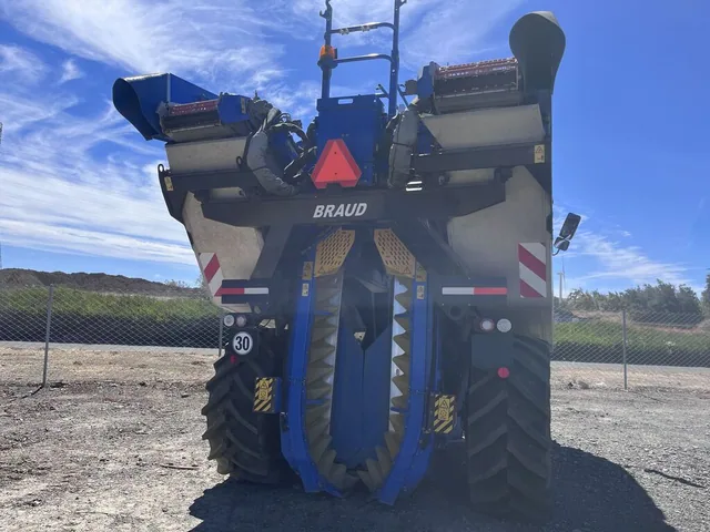 Actual stock photo 4 of New Holland 9090L, stock C91285