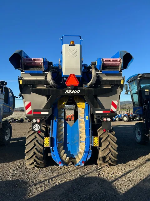 Actual stock photo 2 of New Holland 9090L, stock C91511