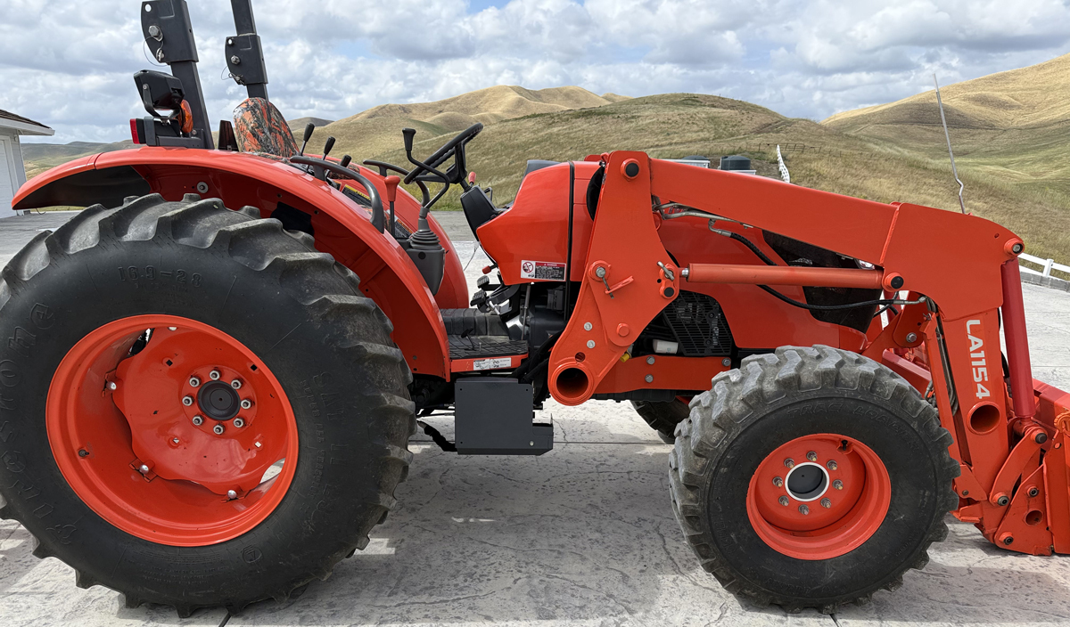 Actual stock photo of Kubota M7060HD12, stock 029407