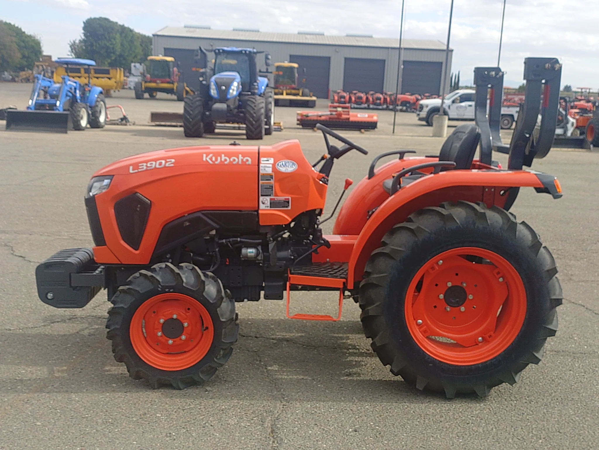 Actual stock photo of Kubota L3902DT, stock 019925