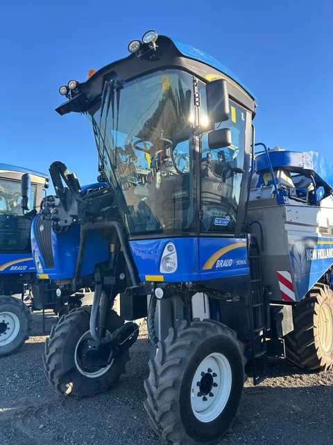 Actual stock photo 3 of New Holland 9090L, stock C91511
