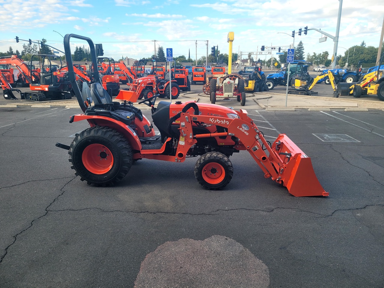 Actual stock photo of Kubota LX4020HSD, stock 008452