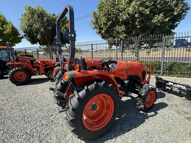 Actual stock photo 4 of Kubota L3302DT, stock 025122