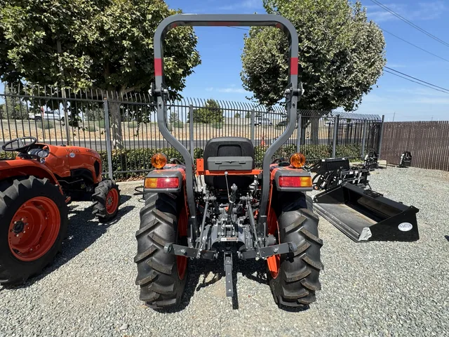 Actual stock photo 5 of Kubota L3302DT, stock 025122