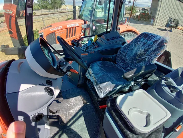 Actual stock photo 3 of Kubota M7-134D, stock 014834